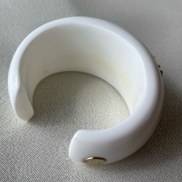 MARC JACOBS White Acrylic Chunky Bracelet with Gold & Pearls - Picture 4 of 8